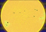 Manchas solares como puntos oscuros de energa magntica y liberando plasma a altas temperaturas.
Cedido por: SOHO