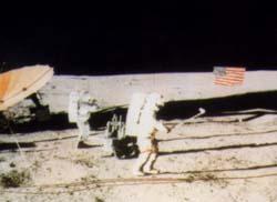 El hierro-seis contrabandeado por Alan Shepard y el único tiro de golf en la Luna. Antes de volver al módulo lunar, Shepard tomó del bolsillo de su traje espacial “una pequeña bola blanca que resulta familiar a millones de americanos”, una pelota de golf, y la dejó caer sobre la superficie. Luego, utilizando el mango del contenedor de muestras, al que estaba adosado “un genuino hierro-seis”, lanzó un par de voleos con una sola mano. Falló con el primero, pero conectó el segundo. La pelota, informó, recorrió “millas y millas”.
Crédito: NASA