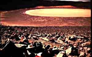 Un exótico lago de cráter, como una formación terrestre análoga en el cráter Amguid, Argelia.
Crédito por la imagen: Base de Datos de Cráteres de Impacto