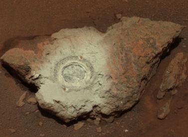 El Opportunity rebotó en esta roca llamada “Bounce” (“Rebote”), que se muestra en la imagen y aterrizó de forma brusca en el cráter Eagle. La herramienta de abrasión de rocas ha dejado las marcas de su taladro en la roca. Crédito: NASA/JPL/Cornell MSSS