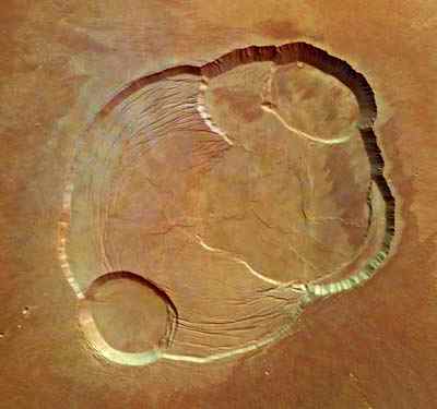 Olympus Mons es el volcn ms grande en el sistema solar, sobrepasando muchas veces la altura del monte Everest, La vista est centrada a 18.3N y 227E. La imagen es de unos 102 Km. (60 millas) de ancho con una resolucin de 12 metros por pxel. El Sur est en la parte superior.
Crdito: ESA Mars Express