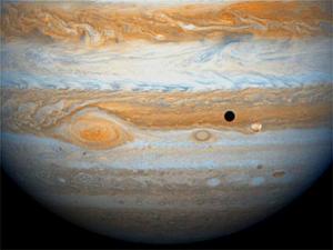 Punto Rojo Gigante de fondo, una de las lunas de Júpiter en el frente con su sombra de eclipse proyectada sobre el gigante gaseoso.
Crédito: NASA/JPL Cassini
