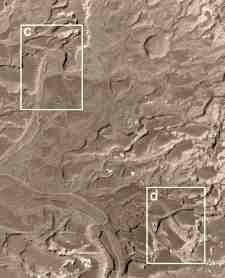 Los recuadros blancos sobreexpuestos en la imagen muestran las localizaciones de estas dos áreas. Una región cercana al centro del abanico posee un tobogán, el fondo invertido del meandro de un antiguo arroyo, que fue cortado a medida que el canal ajustaba su curso. Los meandros y sus cortes son las primeras evidencias del flujo persistente de agua a través de esta área, que tuvo lugar en algún momento de la historia temprana de Marte. Crédito: MSSS/JPL