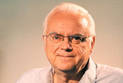 Frank Drake (arriba) cree que podra haber un milln de civilizaciones inteligentes en la Va Lctea, y probablemente miles de millones de estas civilizaciones a travs del universo. Clculos del modelo  pueden ser <a href="http://www.astrobio.net/news/article512.html">simulados </A> con la simple calculadora de la Ecuacin de Drake.
Crdito imagen: Instituto SETI 
