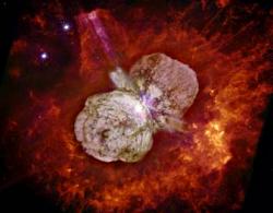 Si la antimateria colisiona con la materia, se produce el aniquilamiento de energa. Esta energa pura no deja cenizas como una explosin catastrfica normal, como una supernova. La estrella masiva Eta Carinae. Esta estrella sufri un gigantesco estallido hace casi 150 aos, convirtindose de repente en una de las ms brillantes estrellas en el cielo del Sur. 
<i>Crdito: N. Smith (U. Colorado), J. Morse (Arizona State U.), and NASA</i>
