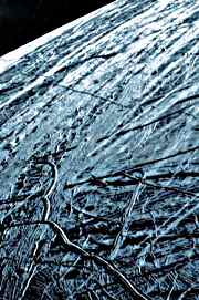 Impresionante textura helada de la luna de Júpiter, <a href=http://www.astrobio.net/news/modules.php?op=modload&name=News&file=article&sid=688 target=_blank>Europa</a>. La serie clásica 2001 de Sir Arthur C. Clarke concibió un artefacto espacial, o monolito negro, como un faro arqueológico de otras civilizaciones. El escribió la famosa y enigmática travesía en su novela 2010: Odisea 2: “Todos estos mundos son suyos – excepto Europa. No traten de descender ahí”. Crédito: NASA/JPL