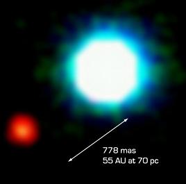 Imagen compuesta del objeto enana marrón 2M1207 (centro) y el objeto más lejano visto cerca que puede ser un candidato a planeta extrasolar. La foto está basada en tres exposiciones cercanas al infrarrojo (en las bandas de onda H, K y L) con las instalaciones óptico-adaptativas de NACO en el telescopio VLT Yepun de 8.2-m en el Observatorio Paranal de ESO. El descubrimiento designado 2MASSWJ1207334-393254, 2M1207, fue hecho con el apoyo óptico-adaptativo de las instalaciones NACO en el telescopio de 8.2-metros VLT Yepun en el Observatorio Paranal de ESO (Chile).
<i>Crédito: ESO</i>