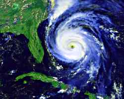 Las lneas de las rfagas exteriores revelan la rotacin de la tormenta en sentido anti-horario mientras azotan la costa oriental, en direccin a Cabo Kennedy.
Crdito: NOAA