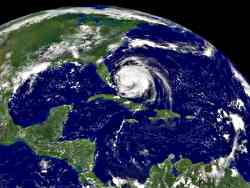 Frances, visto contra la costa de Florida y en una gran escala, donde incluso la Tierra muestra su horizonte curvado.
Crdito: NOAA