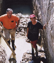 El co-autor de Cosmos Steven Soler y la Dra. Dora Katsonopoulou en las ruinas de Helike, una antigua ciudad griega destruida por un terremoto y tsunami en el 373 AC..