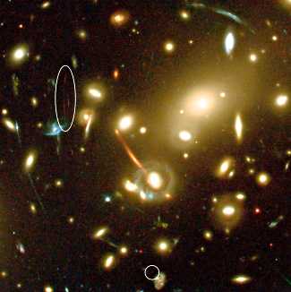 Este primer plano del gran racimo de galaxias Abel 2218 muestra como este cmulo acta como uno de los ms poderosos telescopios gravitatorios de la naturaleza, y ampla y estira a todas las galaxias ubicadas detrs del ncleo del racimo (vistas como arcos rojos, naranjas y azules). Tales telescopios gravitatorios naturales permiten a los astrnomos ver objetos extremadamente distantes y tenues que no podran ser observados de otra forma. Una nueva galaxia (dividida en dos imgenes marcadas con una elipse y un crculo) fue detectada en esta fotografa tomada con la Cmara Avanzada para Investigaciones a bordo del Telescopio Espacial Hubble de NASA/ESA. La galaxia, extremadamente tenue, est tan lejos que su luz visible ha sido estirada hasta las longitudes de onda del infrarrojo, haciendo que las observaciones sean particularmente difciles.
Crdito por la imagen: NASA/ESA/Hubble 