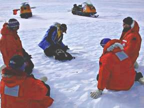 Buscando meteoritos en la Tierra, en la Antrtida. Es un trabajo cuidadoso, con las manos y las rodillas en el hielo y en la nieve.
Crdito de la foto: ANSMET