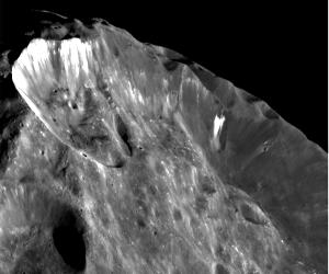 Acercamiento a Fobos de la Cassini, mostrando vetas o reflejos helados. Esta imagen fue obtenida en una fase o ángulo Sol-Fobos-nave de 78 grados, y a una distancia de 11 918 kilómetros (7 407 millas). La escala de la imagen es de aproximadamente 70 metros (230 pies) por píxel.
Crédito: NASA/JPL/Instituto de Ciencia Espacial