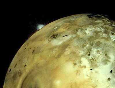 Io, la luna de Jpiter, vista por la nave espacial Voyager 1 al pasar cerca de ella. Esta luna volcnica escupe plumas salinas de kilmetros de largo hacia el aire.
Crdito: NASA / JPL