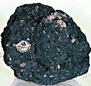Es esto Fobos? El meteorito de Kaidun, encontrado el 12 de marzo de 1980 en Yemen. Este es uno de los pocos meteoritos carbonosos de impacto calórico y tiene una combinación no característica de muchos materiales de meteoritos incrustados en él. Crédito de la imagen: <a href=http://www.meteorites.ru/ target=_blank> meteorites.ru</a>