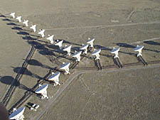 El radio telescopio Very Large Array (VLA) se usa por el SETI para escuchar seales de radio producidas artificialmente desde fuera de nuestro sistema solar. Por qu no hemos recibido contacto de otra civilizacin? La Paradoja de Fermi.
Crdito:NRAO
