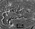<a href=http://www2.jpl.nasa.gov/files/images/browse/3b_browse.gif target=_blank>Esta imagen</a> muestra una <a href=http://www2.jpl.nasa.gov/files/images/captions/PIA-XXD_caldera_010301.txt target=_blank>posible caldera</a> de la que alguna vez pudo manar agua líquida o nieve sucia en Ganímedes.
Crédito: NASA/JPL