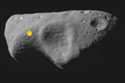 El lugar de aterrizaje en Eros, mostrado por el punto a la izquierda. Crdito: Universidad Johns Hopkins APL