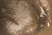 Los cientficos consideran las regiones polares de Marte como objetivos principales en la bsqueda de seales de vida extraterrestre. 
Crditos de la imagen: North Polar Cap, 01/01, NASA/JPL 