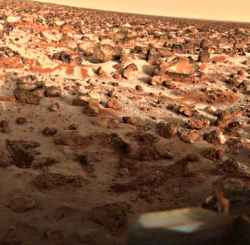 Esta foto en color de alta resolución de la superficie de Marte fue tomada por el Viking Lander 2 en el sitio de amartizaje de la Planicie de Utopía, el 18 de mayo de 1979 y transmitida a la Tierra por el Orbiter 1, el 7 de junio. Se muestra una delgada capa de agua congelada sobre las rocas y el suelo.
Crédito de la imagen NASA/JPL
