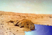 Esta representacin artstica muestra un charco permanente de agua en Marte imposible hoy, pero quin sabe en el futuro?). Los cientficos consideran las posibilidades en <a href=http://science.nasa.gov/headlines/y2002/12mar_waterplanet.htm target=_blank>"rase una vez un Planeta de Agua"</a>.
Crdito imagen: Duane Hilton