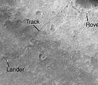 La vista de las huellas del explorador de Marte Spirit cerca del Crter Bonneville. 
Crdito: JPL/NASA/MSSS