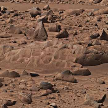 La roca “Mazatzal” en el cráter Gusev, ubicación del Spirit. El color brillante y la forma festoneada han decidido a los geólogos de Marte a perforar y destapar las capas interiores. Crédito de la imagen NASA/JPL/MER.