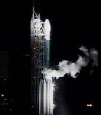 El MESSENGER sobre la plataforma de lanzamiento No. 17, dejando escapar oxígeno gaseoso en su preparación para el lanzamiento.
Crédito: NASA