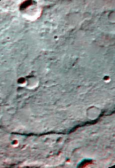 Las imágenes de Mercurio, el planeta más interior, obtenidas por el Mariner 10, revelaron un paisaje densamente marcado por cráteres similar al de la Luna, pero también revelaron prominentes escarpas topográficas. Aquí se muestra a una de estas escarpas, Discovery Rupes. Esta escarpa tiene aproximadamente 650 kilómetros de largo y 2 kilómetros de alto. Discovery Rupes cruza el suelo de dos viejos cráteres de impacto, el mayor de los cuales tiene 70 kilómetros de ancho. Ambos cráteres han sido acortados en su diámetro, lo que indica que Discovery Rupes es una falla de elevación y que la corteza de Mercurio ha sido comprimida. Estas escarpas señalan que Mercurio se encogió un poco a principios de su historia. Este encogimiento se debió probablemente al enfriamiento global de su interior, lo que causó que la superficie externa se encogiera y arrugara como la piel de una manzana seca.
Crédito: NASA