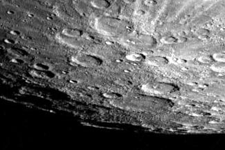 Imagen del Mariner 10 mostrando el polo sur de Mercurio, donde se piensa tiene depósitos de hielo de agua.
<i>Imagen Mariner 10/NASA</i>