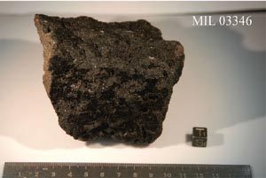 Este meteorito, MIL 03346, una roca de lava casi indistinguible de muchas piedras de la Tierra, aterriz en la Antrtica hace aproximadamente unos 11 millones de aos. 
Crdito: NASA/JSC/JPL/Lunar Planetary Institute 