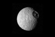 Textura fina de la superficie del satélite Mimas de Saturno, en condiciones de luz diferentes con la cámara del Voyager 1 en Noviembre del 1980.
Crédito: NASA