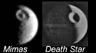 La luna de Saturno Mimas (izda.) comparada con la “Estrella de la Muerte” de la película de ficción “La Guerra de las Galaxias”, (<a href=http://thunder.prohosting.com/~spiff/DeathStar1.jpg target=_blank>dcha</a>.) que usaba su gran depresión como lente de enfoque de súper láser, reclamando venganza a escala planetaria.
Crédito de imagen: NASA/JPL