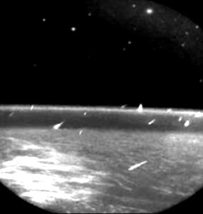 Composición de imágenes de meteoros Leónidas tomadas por una cámara CCD a bordo del satélite MSX.