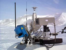 <a href=http://astrobio.net/news/print.php?sid=308 target=_blank>
Nomad </a>, el buscador autónomo de meteoritos de la Antártida, usa inteligencia artificial para reconocer y clasificar rocas interesantes.
Imagen: <a href=http://www.cmu.edu/ target=_blank>Carnegie Mellon </a>, cmu.edu