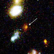 La supernova Ia más antigua conocida, se encuentra cerca de una galaxia elíptica, a una distancia equivalente a 11.500 millones de años luz, aparece en la imagen superior como un objeto nebuloso de un brillo incandescente. Crédito: NASA