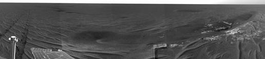 El las planicies de Meridiani se encuentra esta depresión, con unas protuberancias rocosas que se ven como rocas mas claras a la derecha y que parecen tener forma tabular, como las encontradas en el cráter Eagle. Crédito: NASA/JPL/Cornell