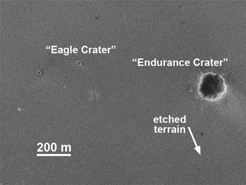 La imagen del Mars Global Surveyor muestra los detalles del lugar de aterrizaje del Opportunity, incluyendo los cráteres Eagle y Endurance. También tiene interés científico el terreno erosionado al sur. Crédito: NASA/JPL/MSSS MSSS