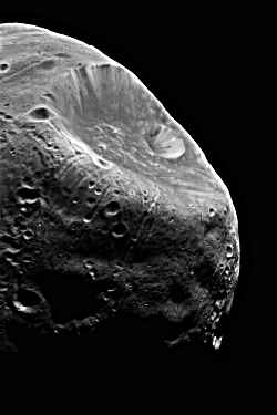 Cráter en la luna Fobos de Marte, 1988. El gran cráter Stickney, llamado así debido a que era el apellido de soltera de la esposa del astrónomo que lo animó en sus continuas búsquedas de tales lunas. Créditos: MSS/JPL/NASA.