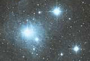 Estrellas azules en las Pléyades. Estas estrellas producen más radiación UV que las estrellas rojas.
Crédito: DSS y LTImage