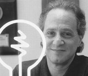 Raymond Kurzweil piensa que los adelantos tecnológicos nos llevarán a una implementación digital en un futuro no muy lejano. Con el desarrollo siendo un factor exponencial, tenemos un buen presagio sobre la existencia de inteligencia. No necesariamente inteligencia biológica, sino inteligencia.
<i>Crédito de la Imagen: MIT</i>