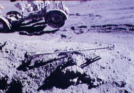 Apolo 15 rover lunar, con una rueda fuera del terreno a medida que comenzaba a deslizarse hacia debajo de la colina. En la parte izquierda superior el <a href=http://www.hq.nasa.gov/alsj/a15/a15.sta6a.html target=_blank>astronauta Irwin</a> se afirma en la inclinada y blanda superficie y dice: ¿Temeroso de perder al Rover?. Crédito: NASA