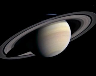 Los científicos querrían saber más acerca del origen de los «radios» captados por la Voyager en Saturno, pero que han parecido desaparecer en las imágenes tomadas por la Cassini. Crédito: Equipo de imagen de la Cassini/Boulder/ciclops.org
