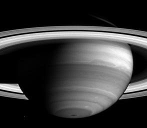 Nubes altas y gruesas y el punto rotativo oscuro de Saturno. 
Crdito: Cassini Imaging Team/Boulder/ ciclops.org