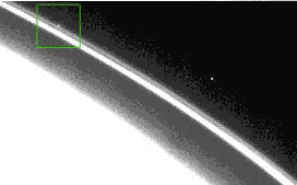 Tres imágenes que muestran el movimiento alrededor del anillo F de un objeto -dentro del recuadro- que no se había observado con anterioridad.
Crédito: NASA/JPL