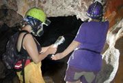 Penny Boston y Diana Northup midiendo el pH o ORP en el pasaje Ragu (Cueva de las Sardinas. Tabasco, Mexico).
<i>Crédito: Kenneth Ingham, 2001</i>