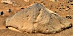 Arriba, el corte vertical sobre el lecho rocoso en Meridiani muestra evidencias de estratificacin; La roca Adirondack del Spirit, abajo, un objetivo de la investigacin en el primer momento. Fuente: NASA/JPL