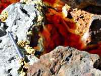 Minerales de Azufe sobre la superficie del agua encharcada, Río Tinto región de España, julio del 2002.
Crédito: Carol Stoker, NASA Ames