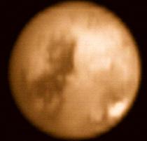 Imagen en falso color del instrumento infrarrojo VIM sintonizado en una estrecha ventana atmosférica que permite mirar detenidamente a través de las delgadas nubes que cubren la superficie. Créditos: JPL/Instituto de la Ciencia Espacial