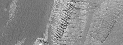 Trazos dejados por los vórtices después de un diablo de polvo en decenas de capas de varios metros de espesor en las paredes de una meseta en Melas Chasma del sur, en Valles Marineris. Créditos: NASA/JPL/Malin Space Science Systems